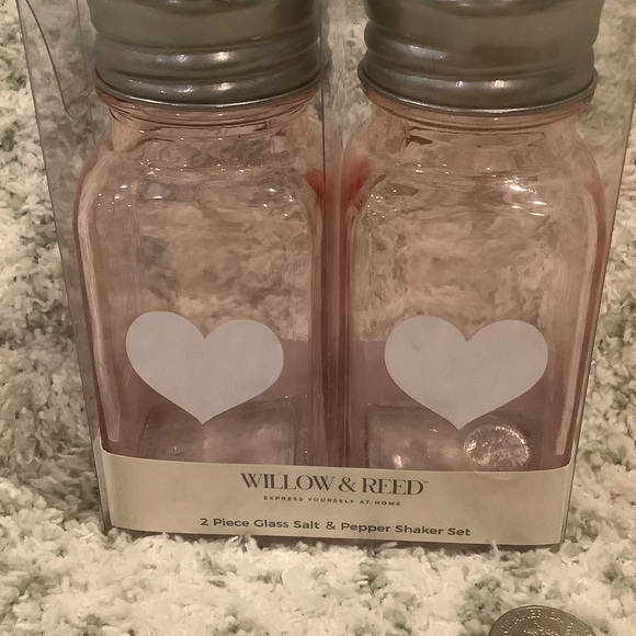 Willow & Reed Pink Heart Valentines Glass Salt & Pepper Shaker Boxed Set NWT 2.8 - Picture 4 of 12